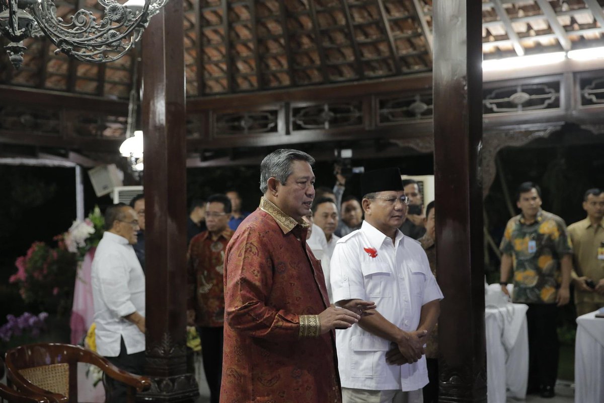 KIBCentre's tweet photo. Menerima kunjungan pasangan capres-cawapres RI Bapak Prabowo Subianto dan Bapak Hatta Rajasa di Cikeas, 2014.

#KIBCentre https://t.co/w8ebSxlIAr
