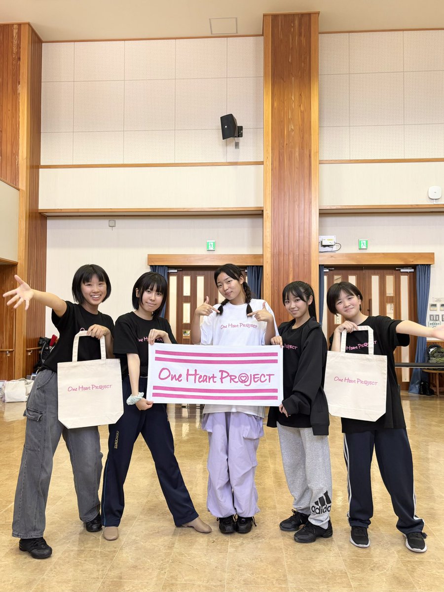 oneheart_ohp's tweet photo. One Heart PROJECT
オリジナルグッズが出来ました💖

とっても可愛い仕上がりで
早速キャストも愛用しています✨

本プロジェクトのリターンよりゲット出来ますよ🎶

あなたは白黒どっち派？？🤍🖤

 #Oneheartproject https://t.co/CTE6h8F2xl