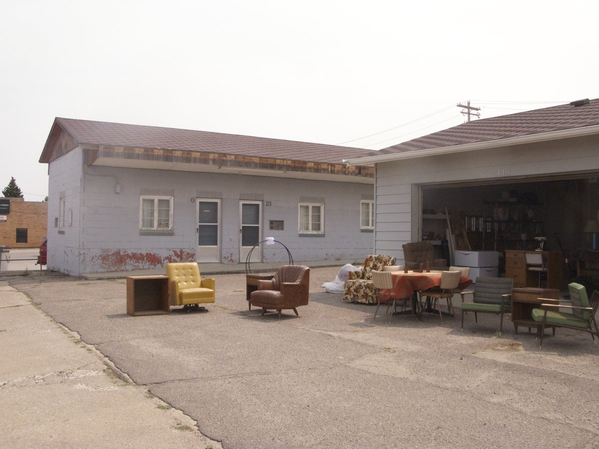 joannaofottawa's tweet photo. From the archive: 
Garage sale at the Sherlock Motel in Shelby, Montana, 2015. 
Driving past this scene was like momentarily living in Raymond Carver's story 'Why Don't You Dance?'

#garagesale #sherlockmotel #shelby #montana #hiline #missingmontana #photography #raymondcarver https://t.co/gfJouoFmiz