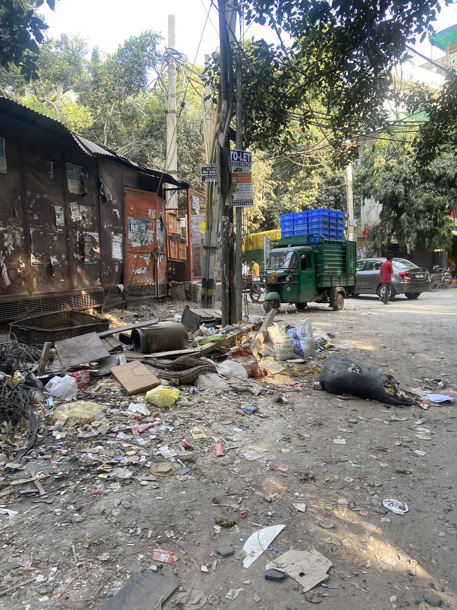 shagun_7's tweet photo. @attorneybharti @ArvindKejriwal @AtishiAAP @AamAadmiParty As a long time supporter, saddened by the complete lack of cleanliness in Malviya Nagar Nil Block. Spoke to several residents &amp; told that trash hasn’t been picked up in months. Please clean. It’s a health concern. https://t.co/pI4RAcPQ6A