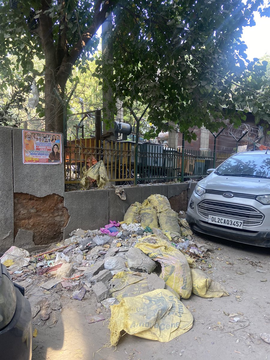 shagun_7's tweet photo. @attorneybharti @ArvindKejriwal @AtishiAAP @AamAadmiParty As a long time supporter, saddened by the complete lack of cleanliness in Malviya Nagar Nil Block. Spoke to several residents &amp; told that trash hasn’t been picked up in months. Please clean. It’s a health concern. https://t.co/pI4RAcPQ6A