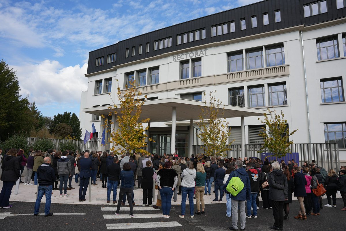 acnancymetz's tweet photo. Au rectorat, comme dans l'ensemble des collèges et lycées de @acnancymetz, une minute de silence a été observée pour rendre hommage aux professeurs Samuel Paty et Dominique Bernard assassinés parce qu'ils défendaient la laïcité et les valeurs de l’École de la République https://t.co/z3gXXcrKIt