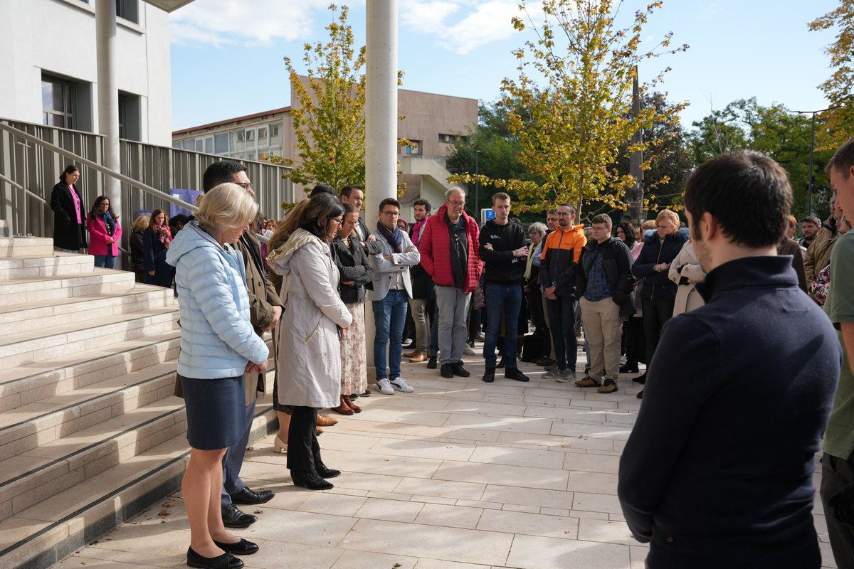 acnancymetz's tweet photo. Au rectorat, comme dans l'ensemble des collèges et lycées de @acnancymetz, une minute de silence a été observée pour rendre hommage aux professeurs Samuel Paty et Dominique Bernard assassinés parce qu'ils défendaient la laïcité et les valeurs de l’École de la République https://t.co/z3gXXcrKIt