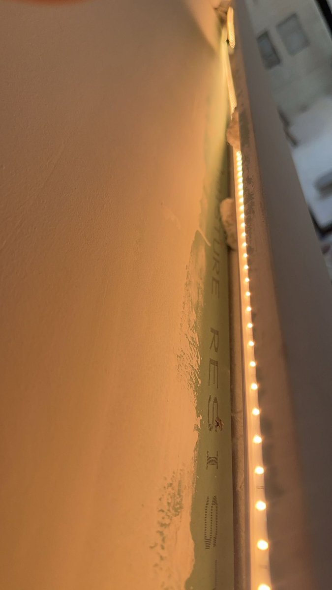 optilux_light's tweet photo. من أكثر #الأخطاء الشائعه في تركيب شريط #الإنارة_المخفية بالجبس والذي ينتج عنه خطوط إنارة غير منتظمه ، المثال بالصور:

- عدم تنظيف سطح الجبس الداخلي من الشوائب بعد الدهانات.
- عدم استقامة كامل الشريط على السطح بشكل أفقي ، يفترض تثبيته إما بشريط لاصق او بداخل بروفايل وهو الأفضل.
- سرعة الكهربائي في إنجاز العمل وعدم مراعاة إنحناء الشريط حيث يفضل القص عند الزوايا لضمان تناسق أضلاع الإنارة 💡.

#تصميم_داخلي 
#تصميم_إنارة