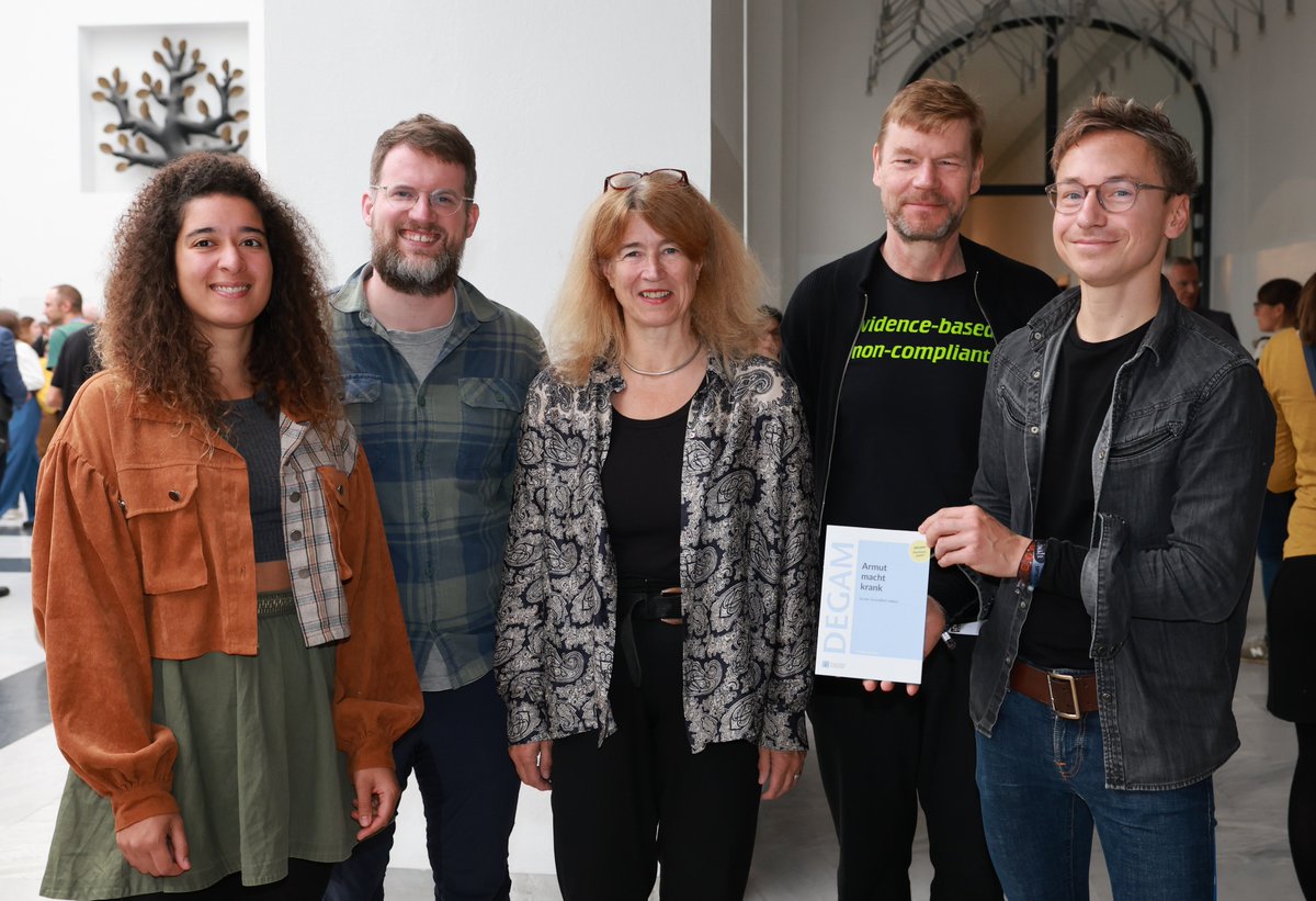 Armut macht krank. Obwohl der Zusammenhang eigentlich bekannt ist, rückt das Thema zu selten in den Fokus. Im aktuellen Positionspapier fasst die #DEGAM-AG Soziale Gesundheit Analysen und Vorschläge aus der #Allgemeinmedizin zusammen: tinyurl.com/37ak854b
