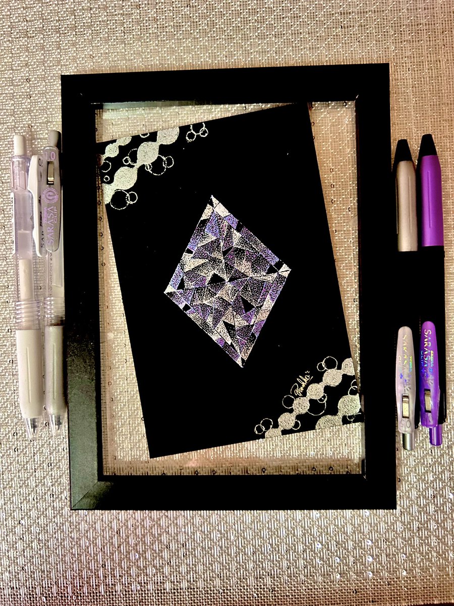 最初は原画を見てもらえるだけでも嬉しい気持ちだったけど、買って貰えるとやっぱり嬉しいし、もっと沢山の人に喜んで欲しいってなるし、次はもっと良くしようってなる。作家としてどんどん強欲になっていくけど、これは悪くない強欲だと思うので、これからも頑張ります💪
 #小さな絵画展 #文具で描く