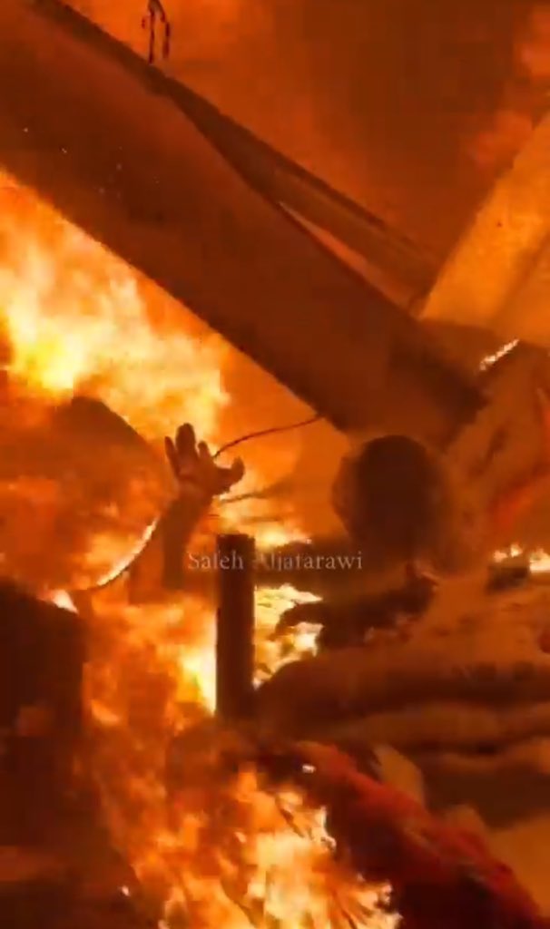 تمعن فيها 💔
شخص يرفع يده يطلب المساعدة وهو يحترق أمام  الكاميرات وأعين الجميع والعالم يتفرج ‼️
ستظل هذه الصورة لعنةً خالدةً تلاحق العرب
#جباليا_تباد  #غزة