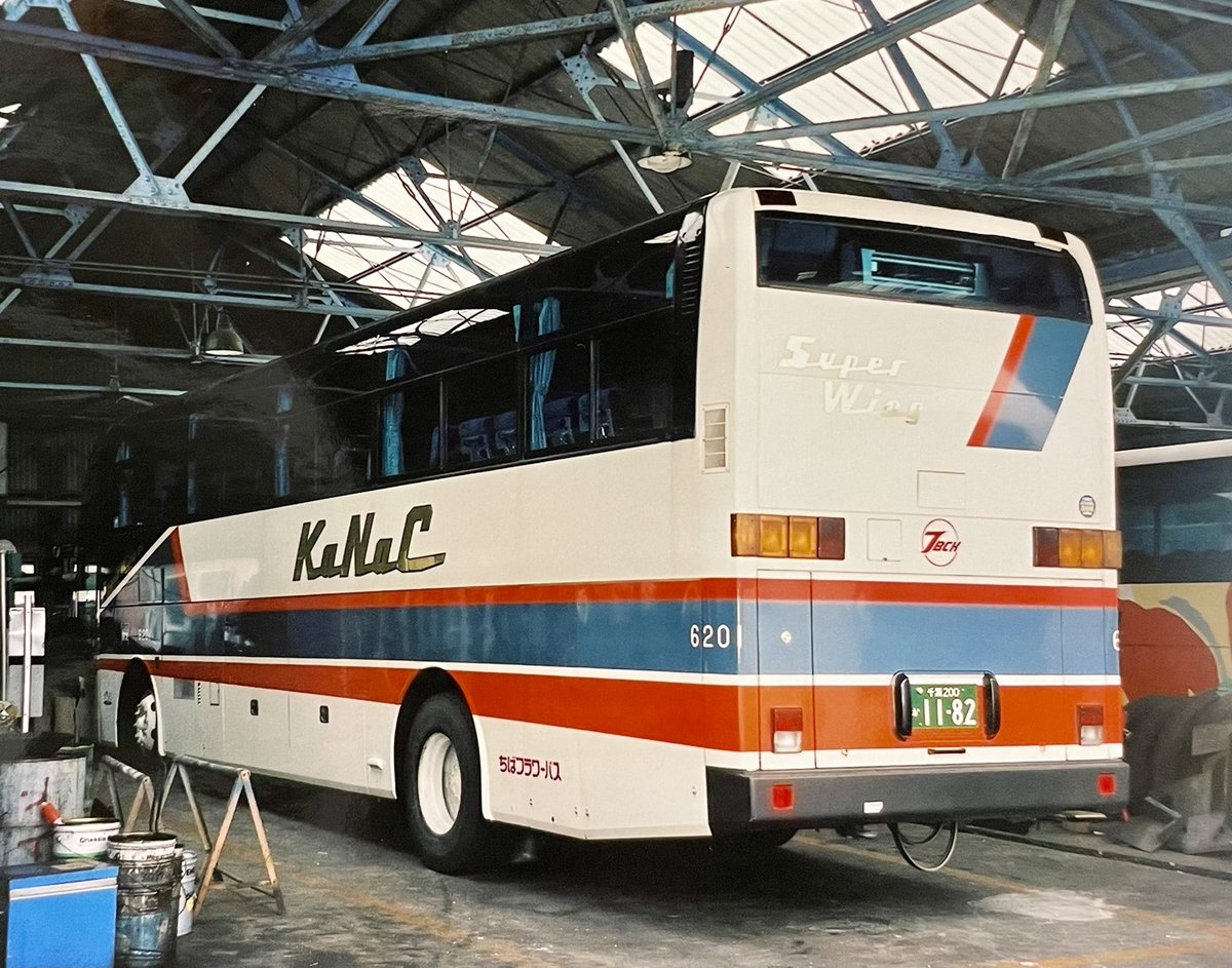 Rewolf_bus's tweet photo. ちばフラワーバス・6201
日産・富士重7S
U-RA520RBL・92年式

京成7720→ベイシティ5201を経てちばフラワーバスに移籍。当初は成東周辺の企業送迎に使われる予定だったが、実際はもっぱら成東車庫で昼寝、稀に貸切で使われる程度の稼働だった。
写真は移籍直後でリア中央にベイシティのロゴが残る。 https://t.co/pPA2U0Qzw9