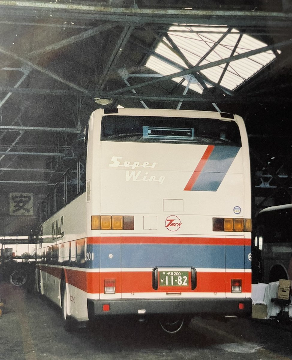 Rewolf_bus's tweet photo. ちばフラワーバス・6201
日産・富士重7S
U-RA520RBL・92年式

京成7720→ベイシティ5201を経てちばフラワーバスに移籍。当初は成東周辺の企業送迎に使われる予定だったが、実際はもっぱら成東車庫で昼寝、稀に貸切で使われる程度の稼働だった。
写真は移籍直後でリア中央にベイシティのロゴが残る。 https://t.co/pPA2U0Qzw9
