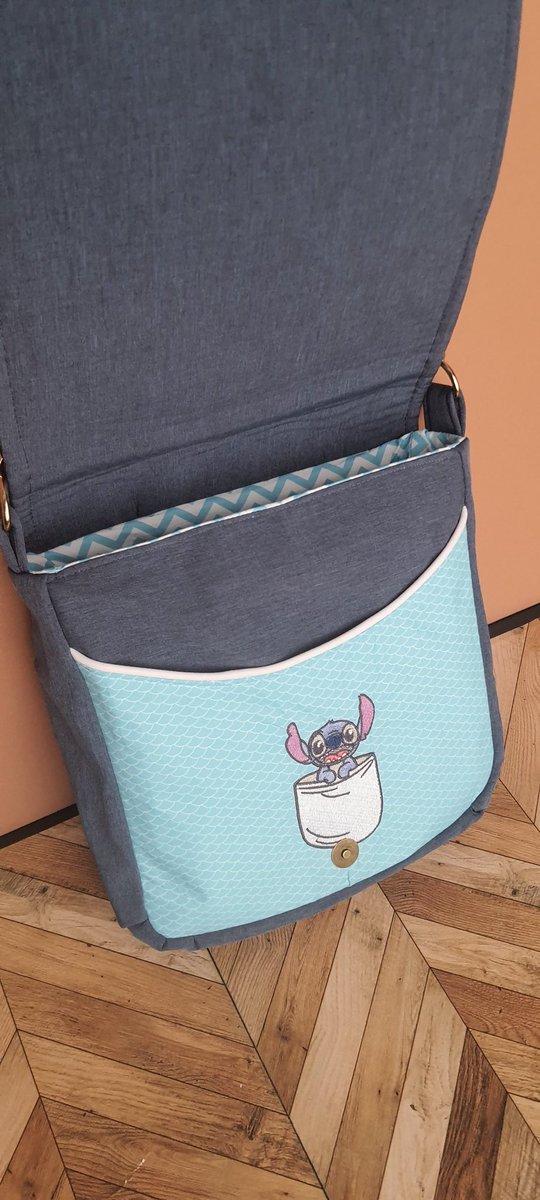 Papuche_Factory's tweet photo. Une sacoche Indy (modèle de Dodynette) pour l'anniversaire d'une fan de Stitch 😊 https://t.co/RHAYFCWVhs