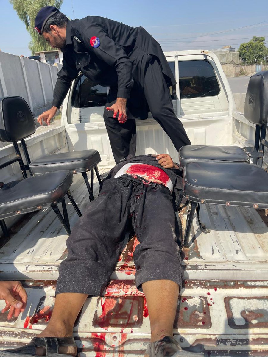 SaherQabaili's tweet photo. Strongly condemned violence on Banuu police.On a daily basis police of Kpk & Ex-FATA are being turturing & killing,why?
Provencial & federal should have 2 stop the genocide of police belongs from Pakhtunkhwa & Qabaiel belts & to facilitate them on emergency basis.
#Justice4Police https://t.co/GjMiQlFt6N