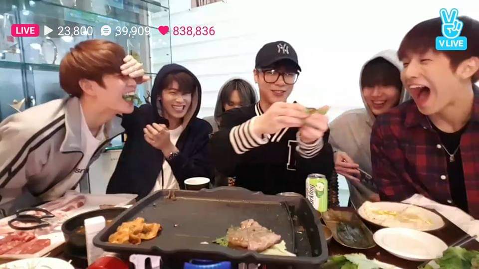 llezmall's tweet photo. เมื่อ 7 ปีที่แล้ว ครบรอบ #ASTRO 600 วัน 💜👀
ไม่ได้ดูไลฟ์นานแล้ว อยากได้ดูไลฟ์อีกอ่า 
#อาสโทร #아스트로 #아로하 #อโรฮ่า #AROHA https://t.co/qF3oek0lRt