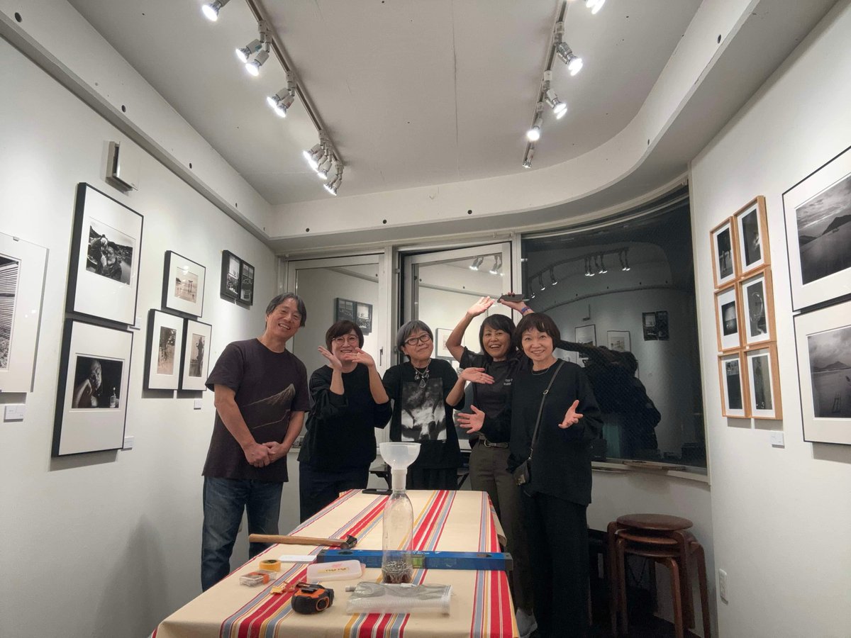 「瀬戸内少年少女寫眞展Ⅶ」
設営完了。17日18:00から始まります。
デジタル、銀塩写真、プラチナプリント、リスプリント、瀬戸内に縁のある10人の穏やかで美しい写真が並びます。是非お立ち寄りください。 facebook.com/share/JRWB5qMh…
