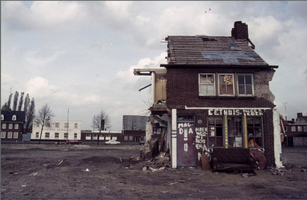 Tilburgskrantje's tweet photo. "Hier woont nog iemand" (c. 1971). #Groeseind #Tilburg
Foto: Ad de Bont
Bron: @RATilburg https://t.co/um8c2fwt5D