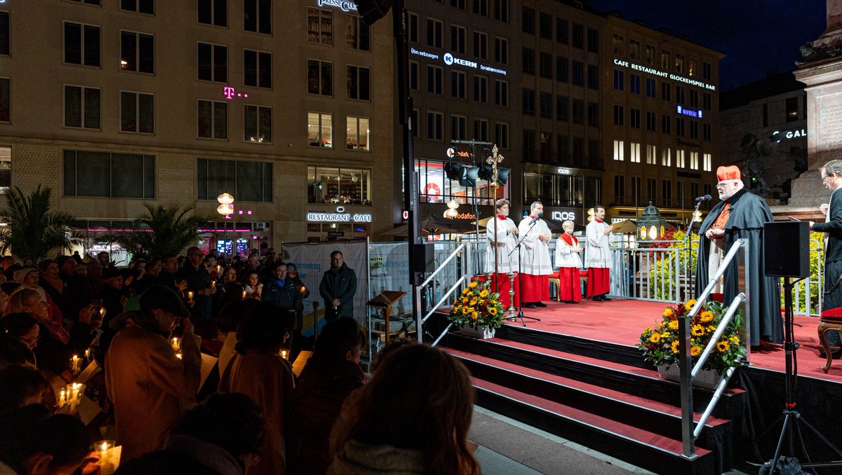 ebmuc's tweet photo. Beim traditionellen #Oktoberrosenkranz auf dem #Marienplatz hat #KardinalMarx zum Einsatz für den #Frieden im #NahenOsten aufgerufen. Es brauche „auf allen Seiten“ Menschen, die sich für den Frieden engagieren, so Marx. Mehr dazu: https://t.co/z0QfcKLvLn https://t.co/VYlplZ5MPf