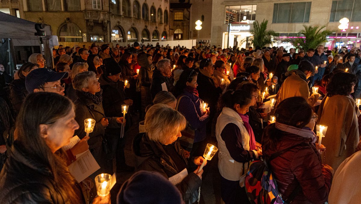 ebmuc's tweet photo. Beim traditionellen #Oktoberrosenkranz auf dem #Marienplatz hat #KardinalMarx zum Einsatz für den #Frieden im #NahenOsten aufgerufen. Es brauche „auf allen Seiten“ Menschen, die sich für den Frieden engagieren, so Marx. Mehr dazu: https://t.co/z0QfcKLvLn https://t.co/VYlplZ5MPf