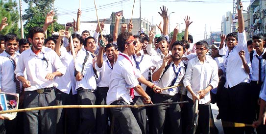 Royal_Blood110's tweet image. پاکستان کا مستقبل سڑکوں پر سراپا احتجاج۔!

پنجاب کالج لاہور طالبہ زیادتی کیس میں پاکستان بھر کی تمام سٹوڈنٹس یونین نے پورے ملک میں احتجاج کا اعلان. 

جڑانوالا گجرات جھلم فیصل آباد میں احتجاج شدت اختیار کر گیا
#JusticeForPGCStudent
#StudentsProtest