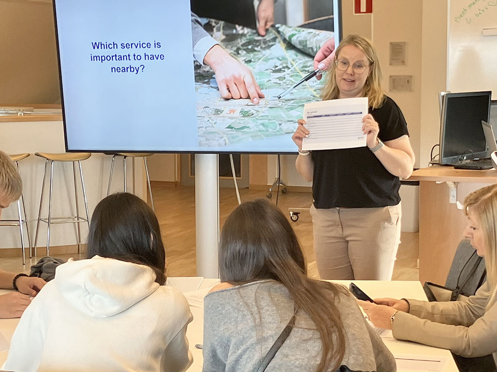PROXIMITIES_IE's tweet photo. 💡 Youth insights drive #PROXIMITIES Workshop! 

Students from Varberg 🇸🇪 &amp; Ferentino 🇮🇹 shared ideas on access to services in a  workshop led by our partner, the Municipality of Varberg. 

Their input shapes sustainable urban areas across Europe! 🏙️🌳🚴 

 #InterregEurope https://t.co/yrUWKYjjCb
