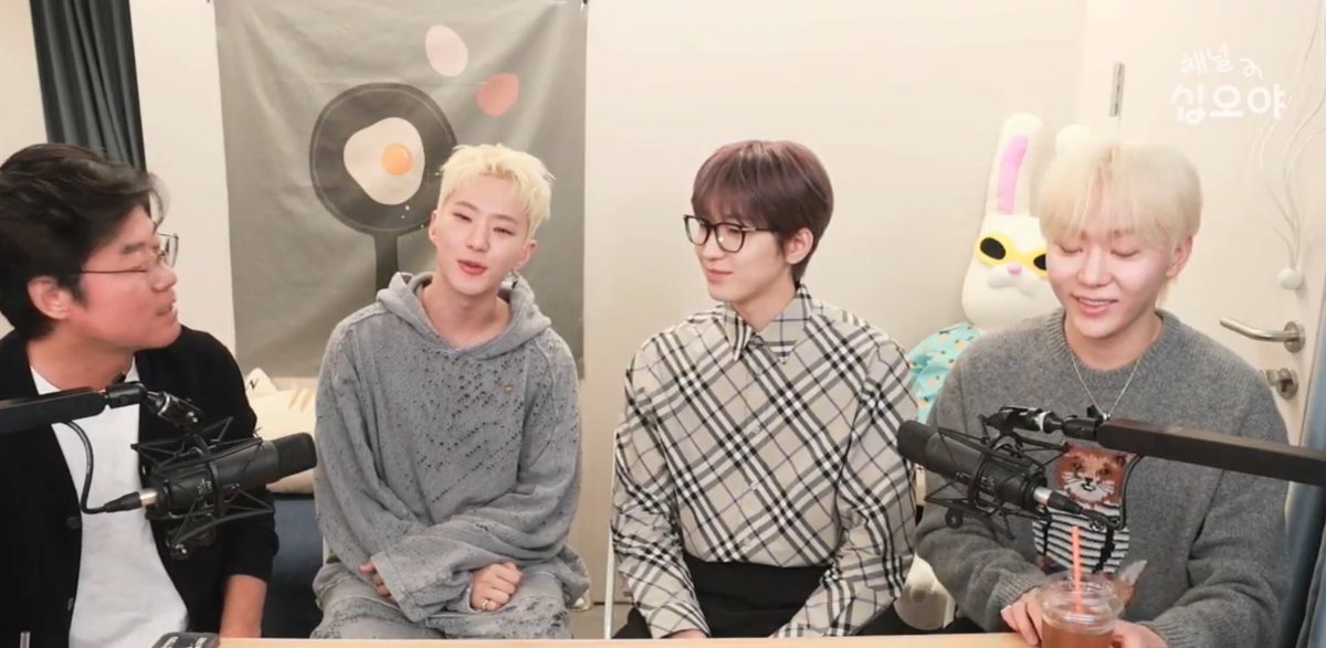 minghaocheol_'s tweet photo. HOSHI WONWOO AND SEUNGKWAN WITH NA PD!!!!! https://t.co/nKhJVXiREx