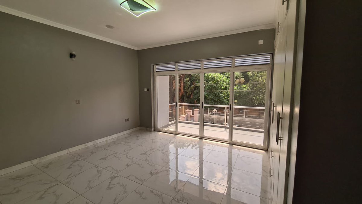 uganda53328's tweet photo. Markdown Monday in real estate offers strategic price reductions and exclusive deals on select properties, available every Monday. It’s an opportunity for buyers and investors to capitalize on limited-time offers in the market, driving value and savings in prime real estate

Condominium for sale in Muyenga
PentHouse was listed at $280,000
Now at $270,000