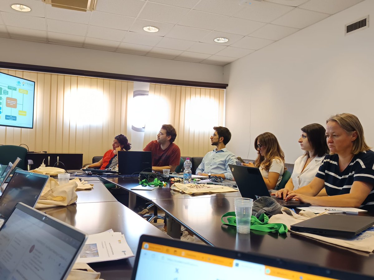 HandyWaterPRIMA's tweet photo. Felix Thomas from 🇩🇪 @UFZ_de has explained the current status of the HANDYWATER DST, a prototype mobile app📱 for scheduling irrigation based on a soil water balance model⚖️ using capacitive sensors and agroclimatic data 🌤️ or according to FAO 56 guidelines📗. https://t.co/z1czLY9qm6