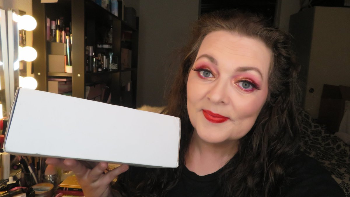 hoffmann_laurs's tweet photo. Hi 
#newvideoalert mystery boo box from @ColourPopCo 
https://t.co/SGnCnzGO5B
#unboxing #mysterybox #makeup https://t.co/Xlv2Bjwti8