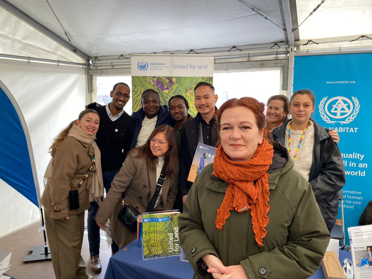 UNCCD's tweet photo. 🇺🇳 Am UN-Tag durften wir unsere Arbeit vorstellen. Aus @BundesstadtBonn, dem globalen Zentrum für Nachhaltigkeit, koordinieren wir weltweit Bodenschutz und Dürremanagement mit unseren 197 Vertragsstaaten. 🌱

Vielen Dank für die Gastfreundschaft, @katjadoerner! 

#United4Land https://t.co/Km3u9aqGyy