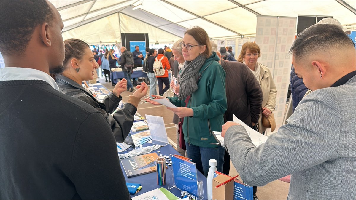 UNCCD's tweet photo. 🇺🇳 Am UN-Tag durften wir unsere Arbeit vorstellen. Aus @BundesstadtBonn, dem globalen Zentrum für Nachhaltigkeit, koordinieren wir weltweit Bodenschutz und Dürremanagement mit unseren 197 Vertragsstaaten. 🌱

Vielen Dank für die Gastfreundschaft, @katjadoerner! 

#United4Land https://t.co/Km3u9aqGyy