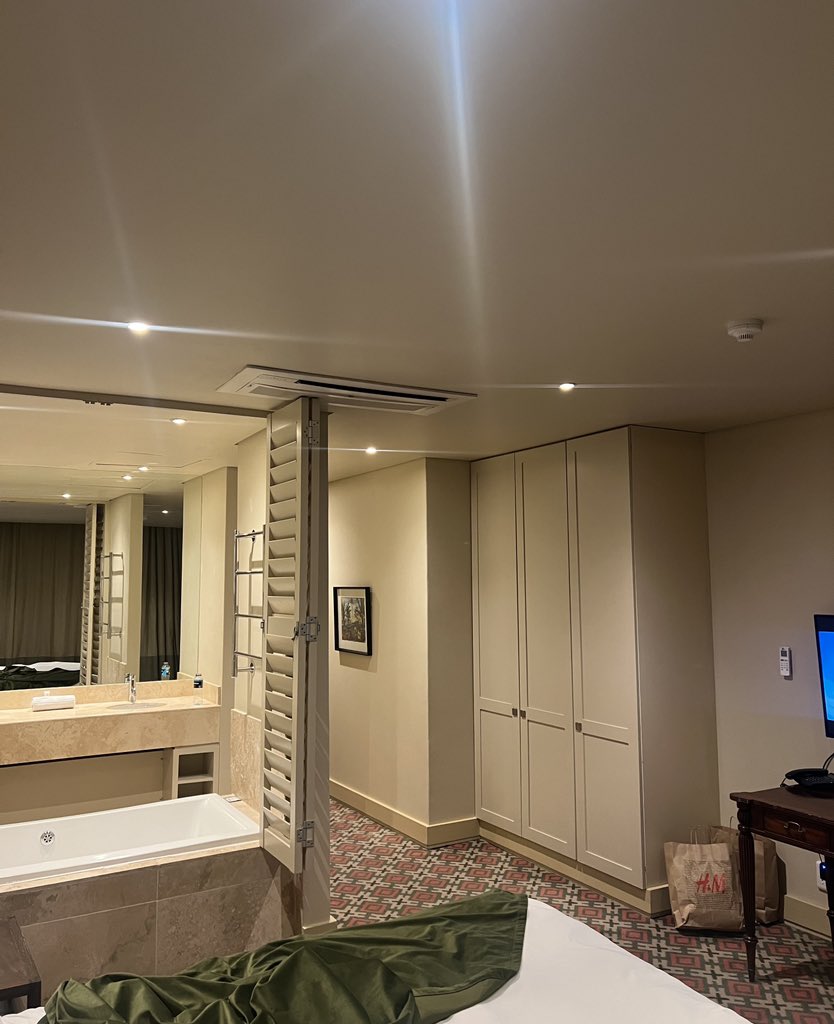 Edene121's tweet image. “Feeling the urge for a wild night tonight. Thinking about hosting a fun, mixed crowd of gents and chicks for some gangbang where my “Jhb” people @🥱.”