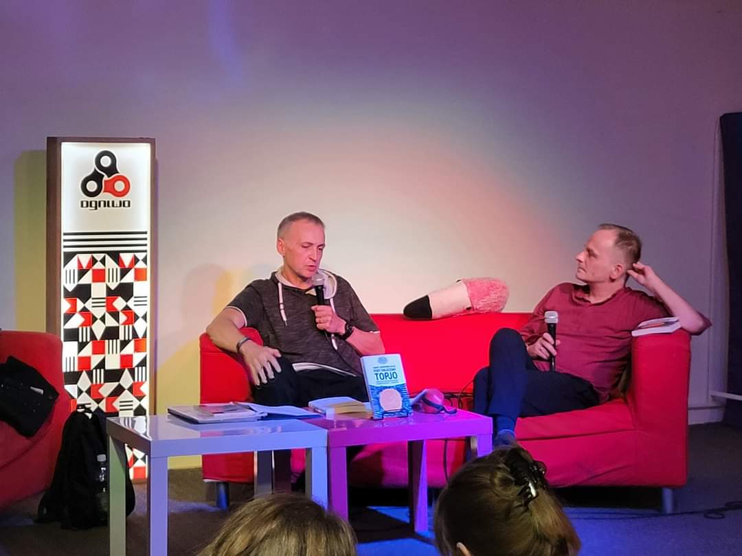 Tak było w ramach premiery "Portu hwjezdnego Topjo" Harry Josephine Giles w tłum. Krzysztofa Bartnickiego. Z tłumaczem rozmawiał Marceli Szpak. Spotkanie odbyło się w ramach Nocy Poezji 2024 w Spółdzielnia Ogniwo. Książka jest już dostępna w dystrybucji, zachęcamy do lektury!