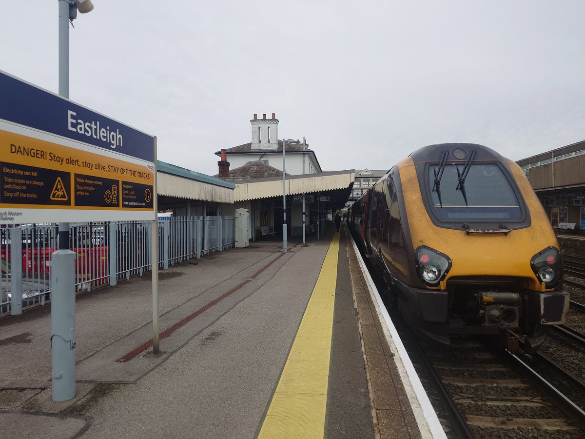 13/10/24 something different stopping here at Eastleigh during the engineering works. I did see the 313 looking nice passing by <a href="/Coastway_Will/">Coastway Will 💜</a> it's looking 👍🏻. Wonder what diagram I be next hopefully see <a href="/DownOnTheStour/">DOTS (Down On The Stour)</a> #FamousXCTM #Eastleigh #xc #trainmanager #twitrerguard