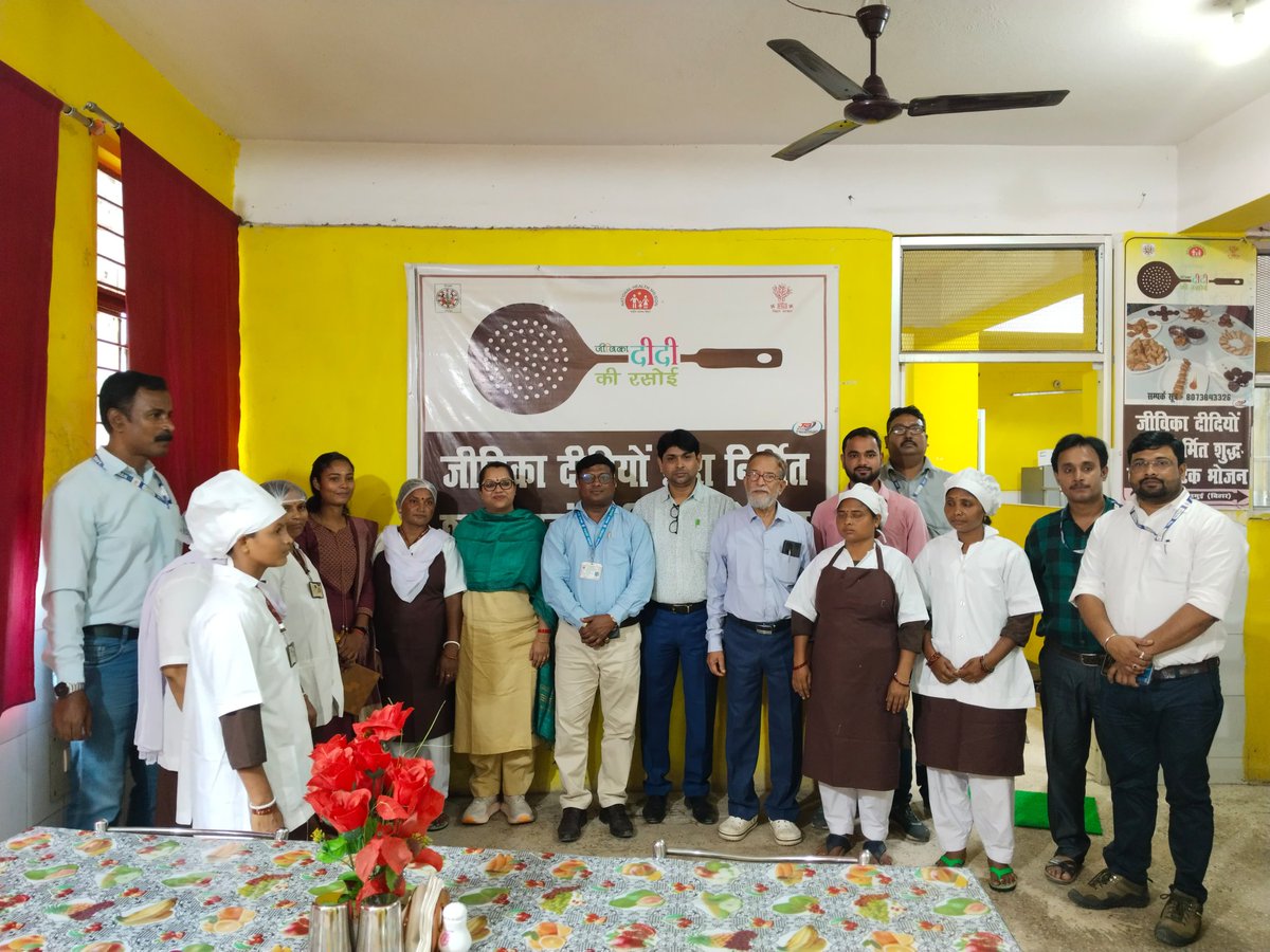 brlps_jeevika's tweet photo. Empowering women, transforming communities! 
Smt. Abhilasha Kumari Sharma, JEEVIKA's Additional CEO, visits Jamui District, engaging with Swabhiman CLF leaders &amp; members, Didi ki Rasoi at Sadar Hospital, NPM shop and Help Desk.
 #JEEVIKA #SwabhimanSankulSangh #WomenEmpowerment https://t.co/ADJEFlAEFu