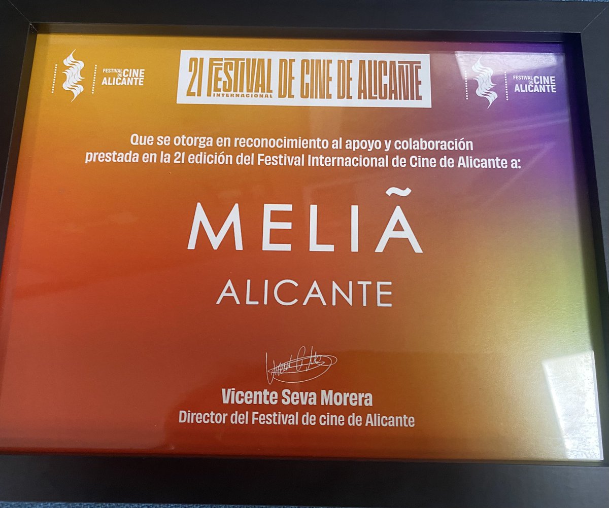 Hoy hemos recibido de manos de Vicente Seva, Director del <a href="/FestivalCineALC/">23 Festival Internacional de Cine de Alicante</a> el diploma por el reconocimiento a nuestra colaboración como Hotel Oficial del Festival. Ya en marcha preparando la próxima edición, #MeliáAlicante con el Cine #SoulMatters