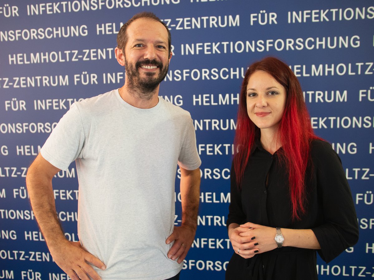 Helmholtz-Zentrum für Infektionsforschung –inaktiv (@helmholtz_hzi) on Twitter photo Sébastien Calvignac-Spencer vom <a href="/Helmholtz_HIOH/">HIOH (inaktiv)</a> untersucht, wie sich #Viren, #Bakterien und #Parasiten über die Zeit verändern. In der neuen Folge unseres Podcasts #InFact erklärt er, mit welchen Tools er in die genetische Vergangenheit von Erregern reist.
infacthzi.podigee.io/13-evolution-v… Sébastien Calvignac-Spencer vom <a href="/Helmholtz_HIOH/">HIOH (inaktiv)</a> untersucht, wie sich #Viren, #Bakterien und #Parasiten über die Zeit verändern. In der neuen Folge unseres Podcasts #InFact erklärt er, mit welchen Tools er in die genetische Vergangenheit von Erregern reist.
infacthzi.podigee.io/13-evolution-v…