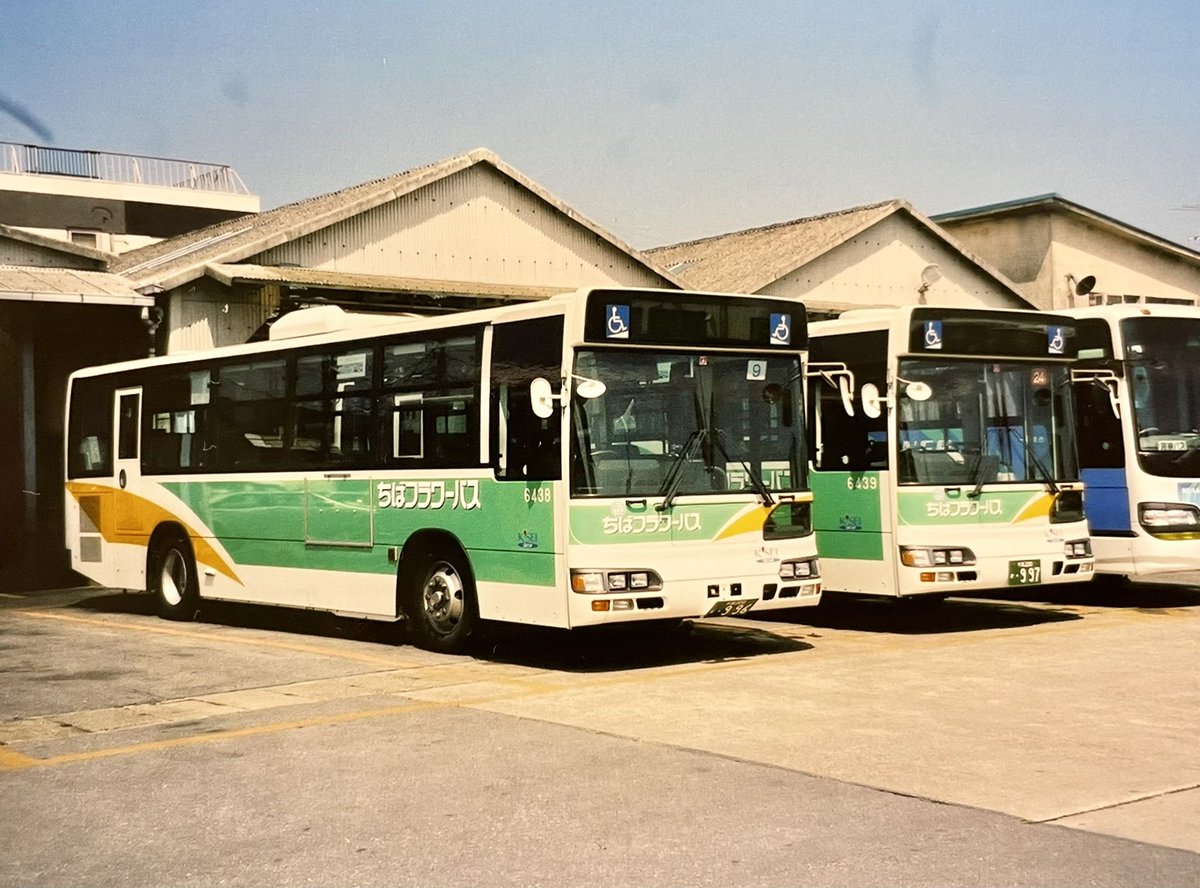 Rewolf_bus's tweet photo. ちばフラワーバス成東車庫にて。
日野ブルーリボンシティ（BRC）が最新鋭だった頃。
画像は6436、6437、6438、6439。
同じBRCでも年式によってエアコンの形状、行先表示の幕・LED、後部行先表示器の色な��各車細部に違いがあった。 https://t.co/fGuHtgvTLD