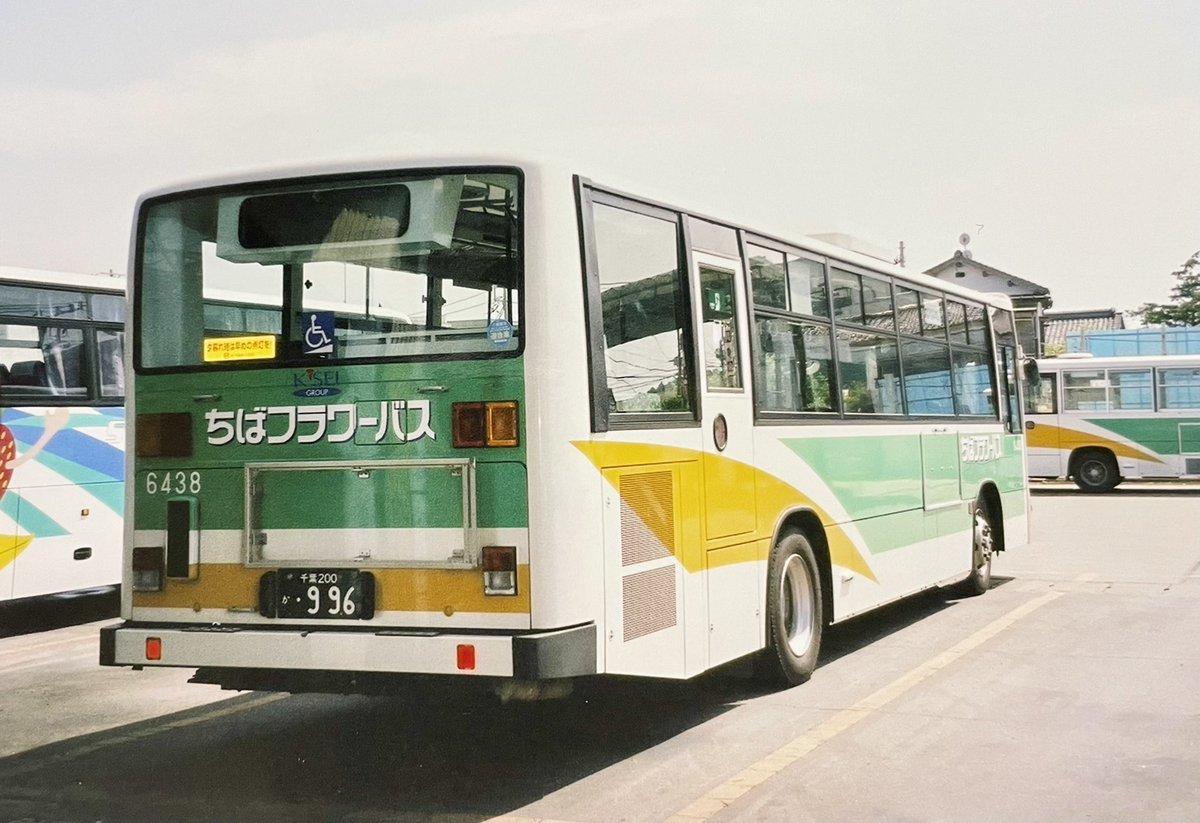 Rewolf_bus's tweet photo. ちばフラワーバス成東車庫にて。
日野ブルーリボンシティ（BRC）が最新鋭だった頃。
画像は6436、6437、6438、6439。
同じBRCでも年式によってエアコンの形状、行先表示の幕・LED、後部行先表示器の色な��各車細部に違いがあった。 https://t.co/fGuHtgvTLD