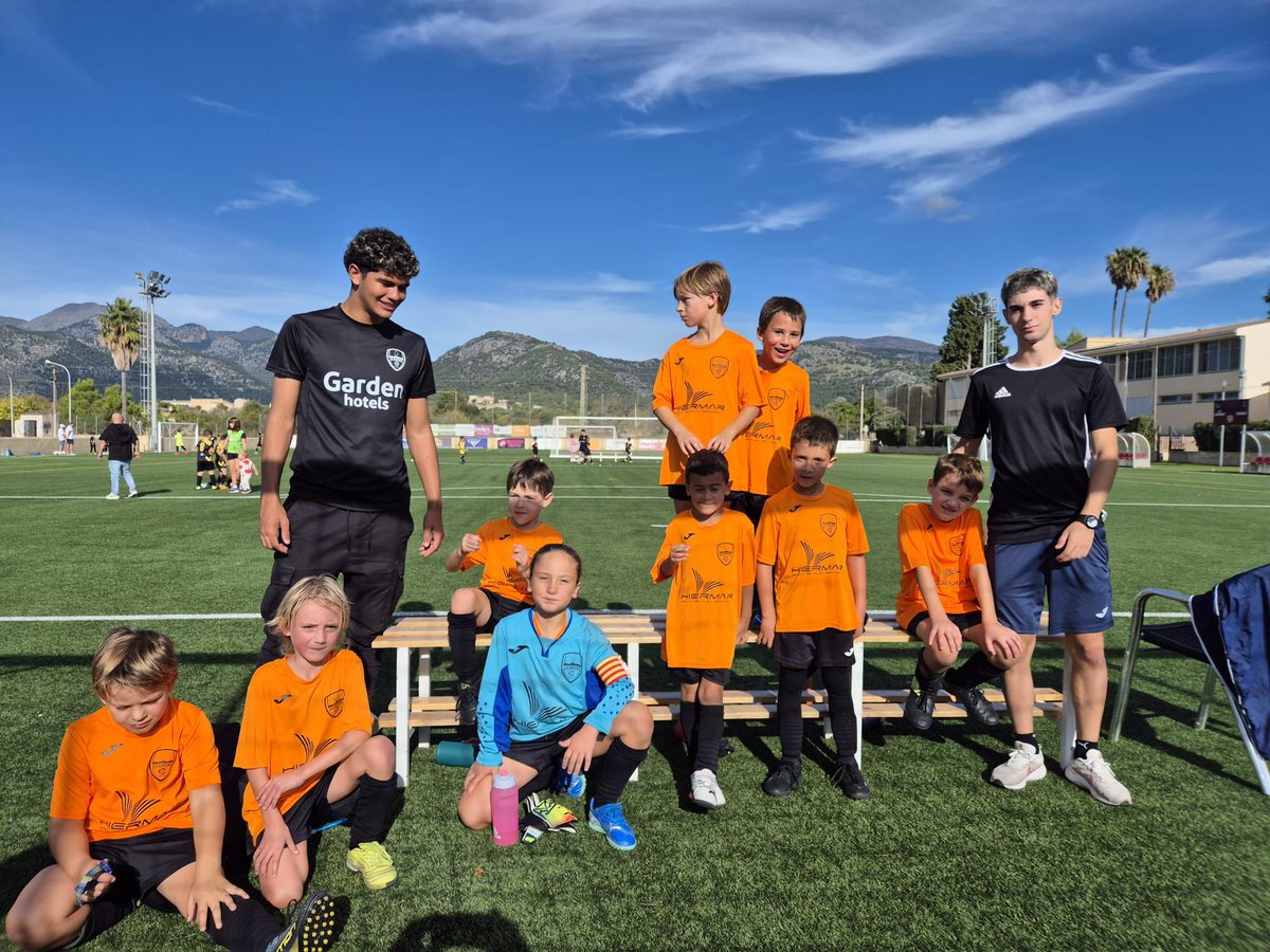 DEBUT 🟠⚫
Partit especial dels prebenjamins ja que va ser el primer partit oficial per molts d'ells. També pels entrenadors. 
Segur que va ser el primer de molts amb el nostre club. 🥰