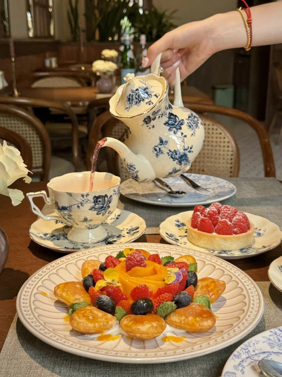 今日は友達と気晴らしに、このカフェに来ました。とても素敵な雰囲気でした。🥰