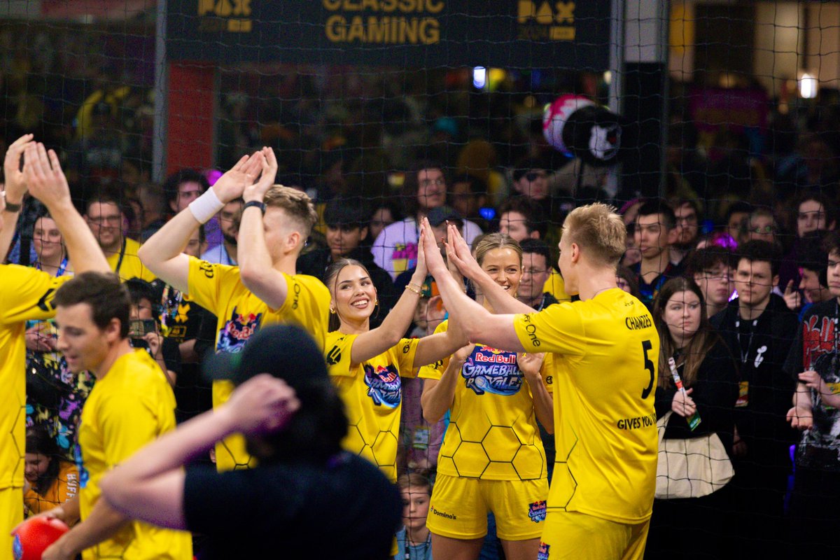 VictoriaBbb's tweet image. What a vibe - @redbullau Gameball Royale with PWR Ballers ⛹️‍♀️ 

Can confirm dodging balls not my strength… 

#gameballroyale