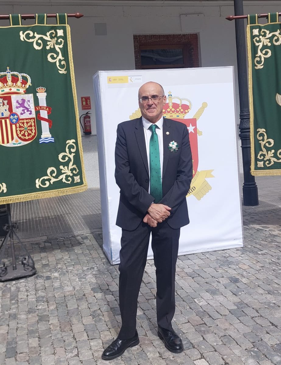 fiscal_es's tweet photo. El trabajo de las y los fiscales contra los delitos de odio ha sido reconocido por @guardiacivil y @policia: 

🥈Miguel Ángel Aguilar ha recogido la medalla al mérito de @guardiacivil

🥈 MJesús Raimundo y MTeresa Verdugo, la medalla al mérito policial. 

¡Enhorabuena! https://t.co/ambaAy2gjH