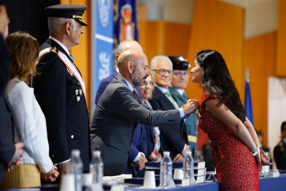fiscal_es's tweet photo. El trabajo de las y los fiscales contra los delitos de odio ha sido reconocido por @guardiacivil y @policia: 

🥈Miguel Ángel Aguilar ha recogido la medalla al mérito de @guardiacivil

🥈 MJesús Raimundo y MTeresa Verdugo, la medalla al mérito policial. 

¡Enhorabuena! https://t.co/ambaAy2gjH