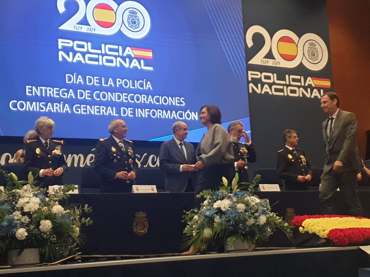 fiscal_es's tweet photo. El trabajo de las y los fiscales contra los delitos de odio ha sido reconocido por @guardiacivil y @policia: 

🥈Miguel Ángel Aguilar ha recogido la medalla al mérito de @guardiacivil

🥈 MJesús Raimundo y MTeresa Verdugo, la medalla al mérito policial. 

¡Enhorabuena! https://t.co/ambaAy2gjH