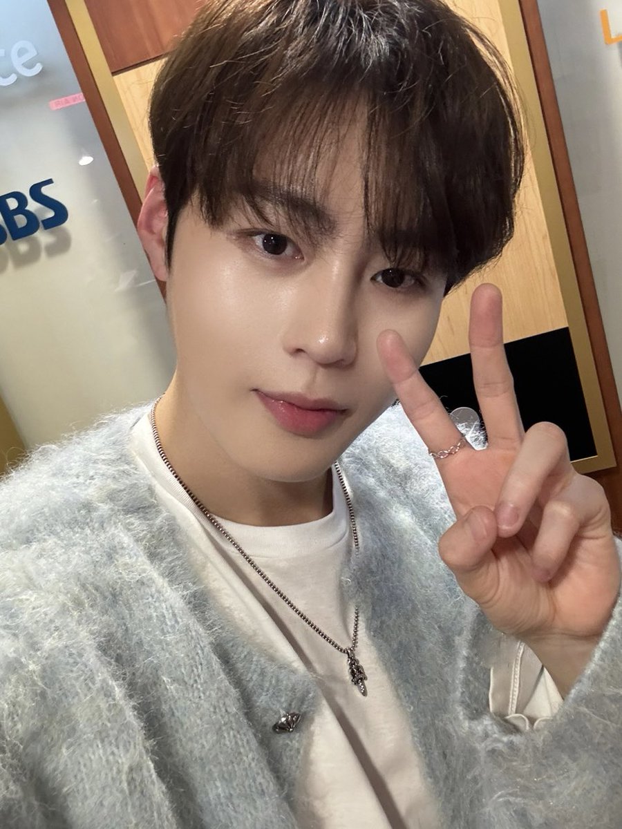 [#하성운] ⏰

잠시 후 8시 30분! SBS 파워FM <웬디의 영스트리트>에 하성운이 출연합니다📻
월요일부터 성운이를 볼 수 있어서 이번 주가 좋은 하늘들 모여라! 보이는 라디오로 우리 함께해요💘

#HASUNGWOON #웬디의영스트리트