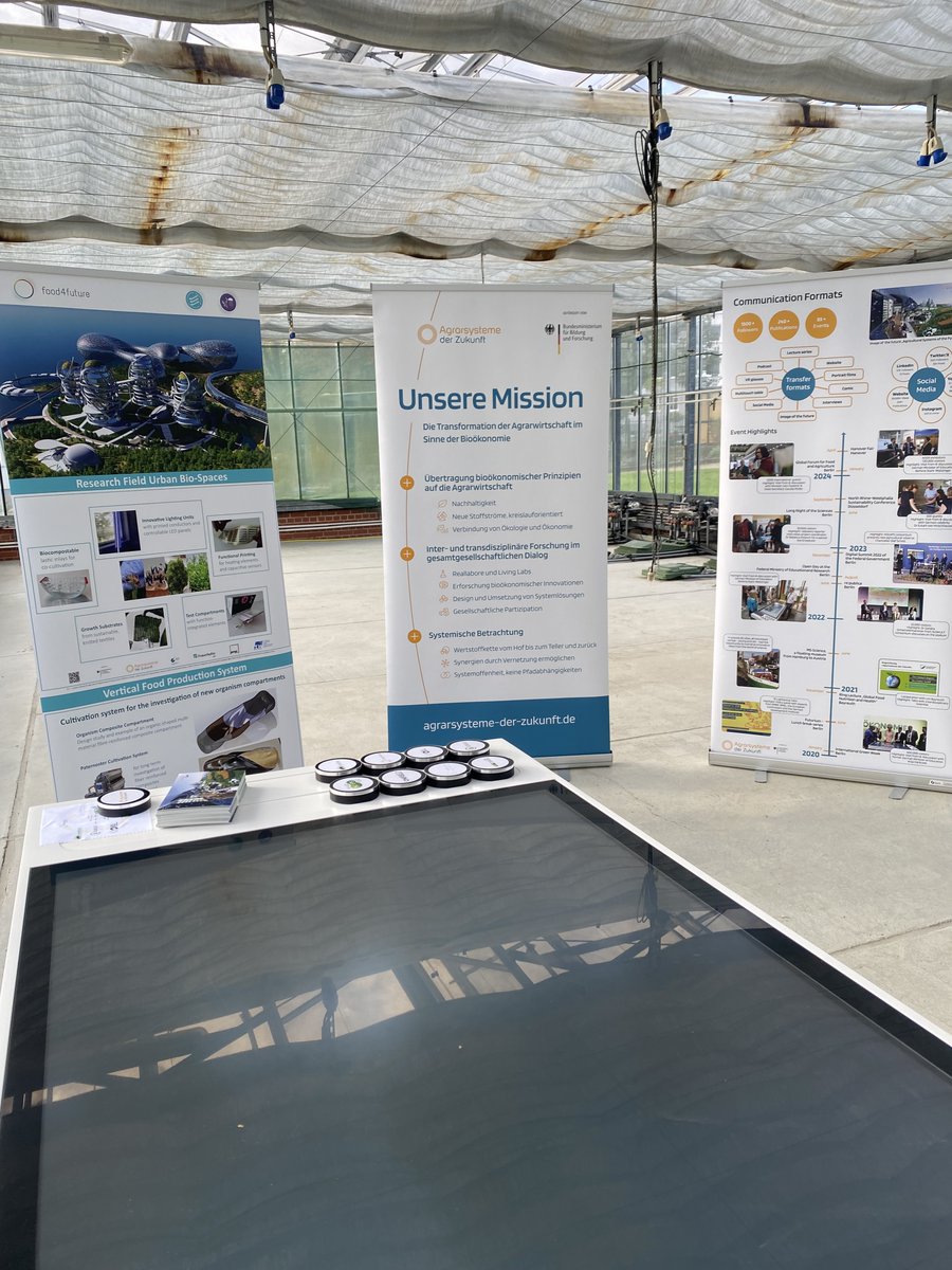 Besuch am <a href="/igz_leibniz/">IGZ</a>: Am Donnerstag durften wir Erstsemester-Studierende der #Biologie von der <a href="/FU_Berlin/">Freie Universität</a> empfangen. Gemeinsam diskutieren wir über die #Zukunft von #Agrarsystemen – währenddessen zierte der Multitouch-Tisch unser #Produktionsnahes #Gewächshaus. Gerne wieder!