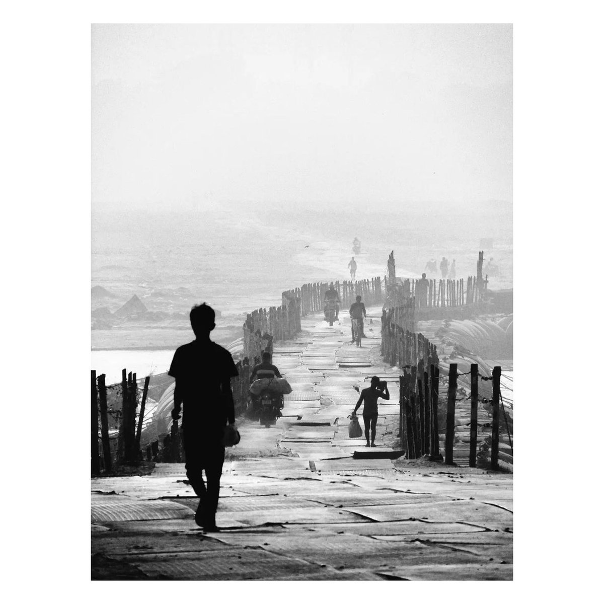StreetShotsInt's tweet photo. This Street Shot was taken by @bnw_div
We want to see all genres of Street Shots. Please continue to use #ssicollaborative and follow @streetshotsinternational for the chance to be featured.
#streetphotography #Monochrome #bnw #blackandwhitephoto #mistyday #silhouette #india https://t.co/vX3SR7l6A7