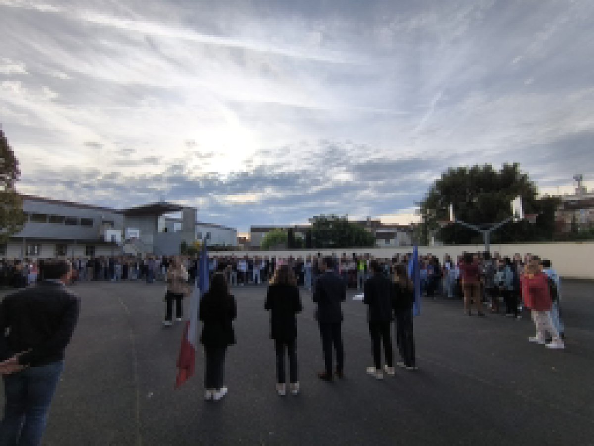 ⚫️ Une minute de silence organisée ce matin à la <a href="/dsden16/">Dasen16</a>  ainsi que dans les collèges et lycées en hommage aux professeurs assassinés S.#Paty et D. #Bernard.  Leur rendre hommage c'est entretenir leur mémoire et transmettre les valeurs que leur souvenir continue d’incarner.