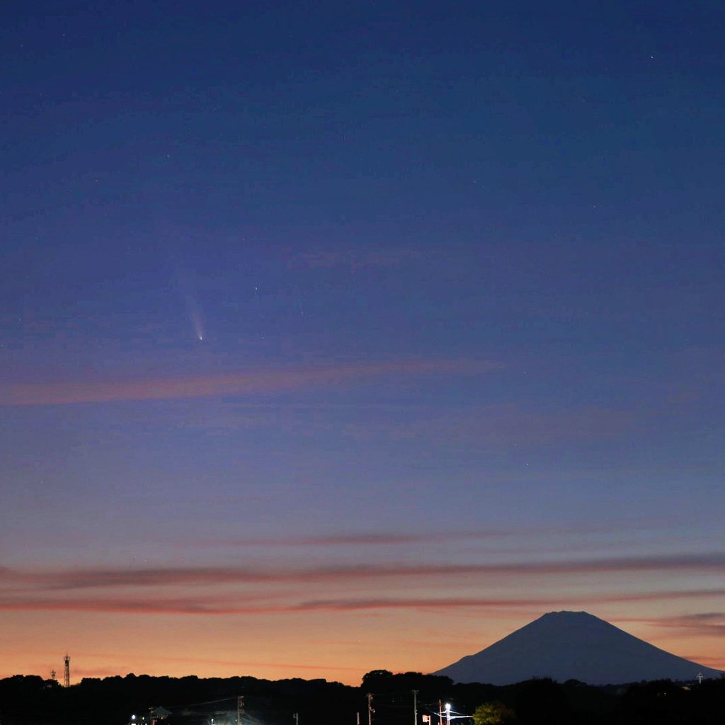 Rose01687135's tweet photo. 富士山と紫金山・アトラス彗星☄🗻 https://t.co/YBrfySH5SS