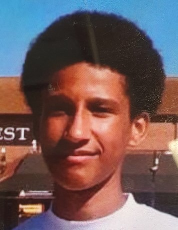 TrueCrimeUpdat's tweet image. #MISSINGPERSON UK - Rheo, 13

LAST SEEN: 1:00pm Saturday 12th October in #Hailsham #EastSussex

APPEARANCE: 6', slim, dark brown/black afro hair

LAST SEEN WEARING: Blue Nike zipper jacket &amp;amp; carrying a Gucci bag

🙏#Missing
Please share to raise awareness