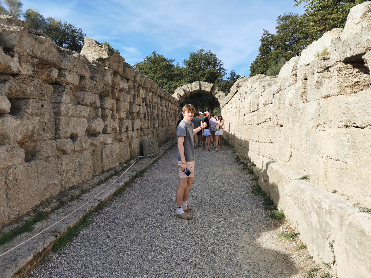 Sed_Classics's tweet photo. We visited Olympia this morning on the Greece Trip: temple of Zeus, the Treasuries and most importantly, the track #atolympiafaraway #thelongrun https://t.co/pkYRjRypDa