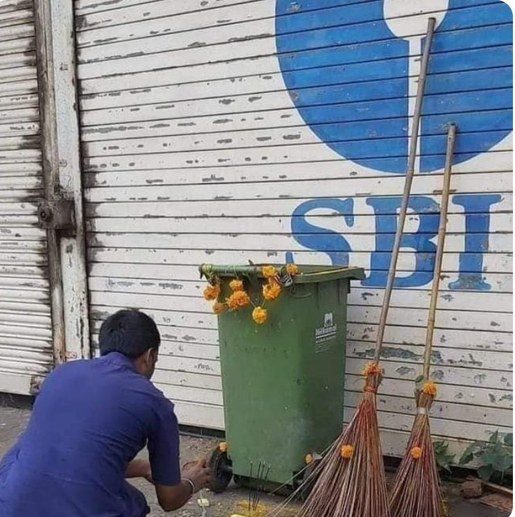 drsskharat's tweet photo. कोणतेही काम करण्यासाठी लाज बाळगण्याची गरज नसते. कोणतेही काम कमी पणाचे, लहान नसते. फक्त कामावर श्रद्धा असावी. हा फोटो बोलका आहे. https://t.co/4UpcsYr3B8